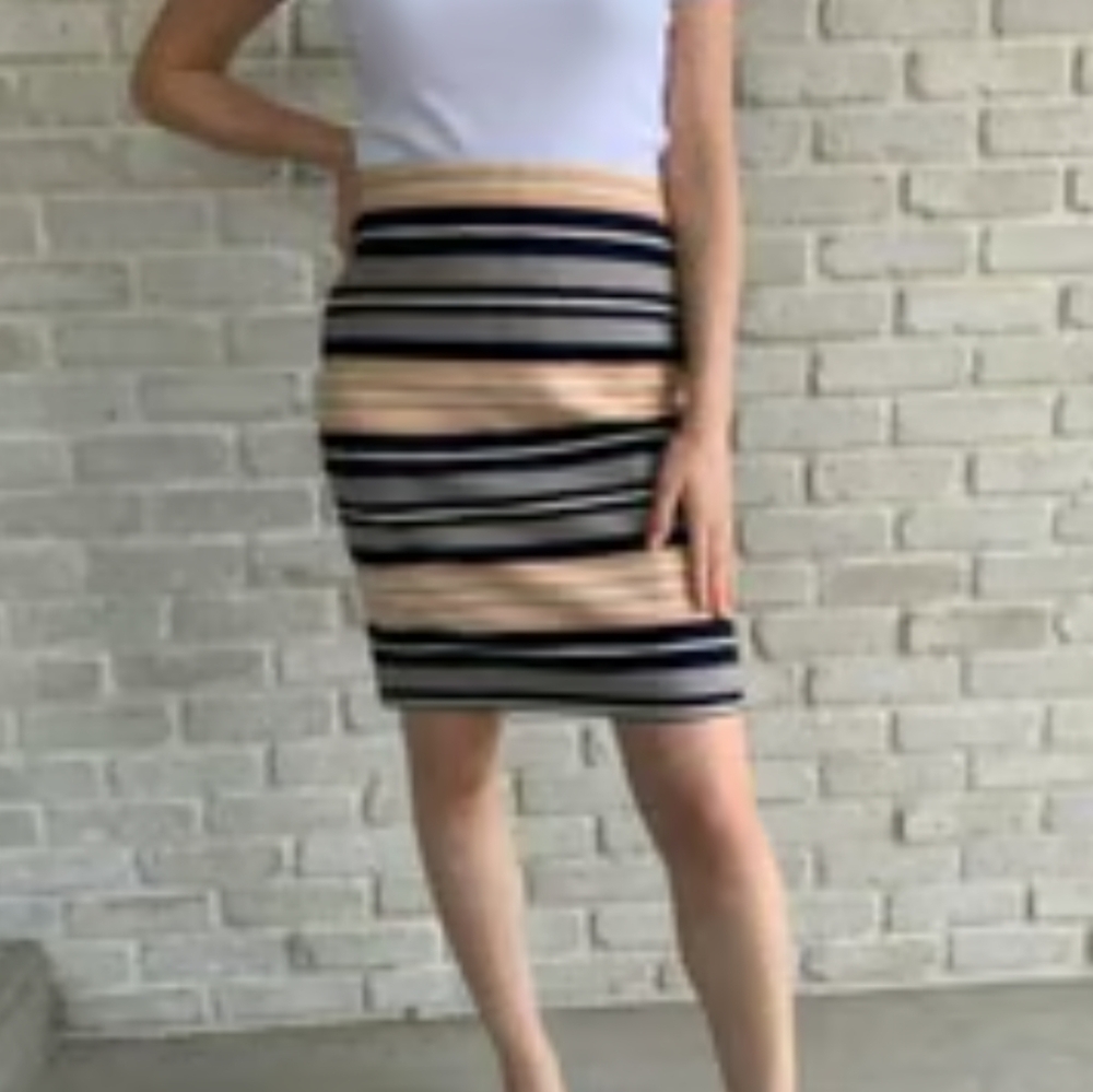 Ann Taylor striped pencil skirt with hidden zipper in the back size 8